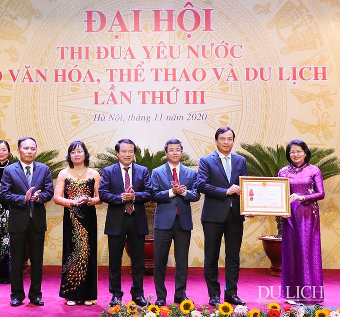 Phó Chủ tịch nước Đặng Thị Ngọc Thịnh trao Huân chương Lao động hạng Nhất cho Tổng cục Du lịch 
